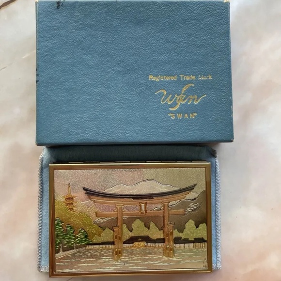 VINTAGE | Boxed ‘Swan’ Japan temple decorated gilt working musical compact - Picture 3 of 9